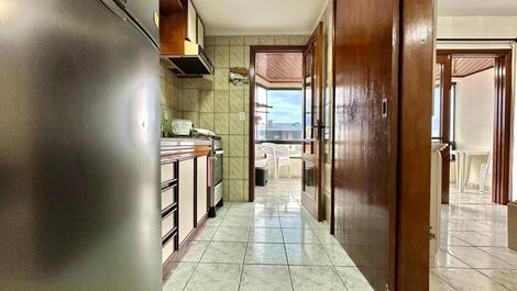 Cozinha com porta para a sacada fechada