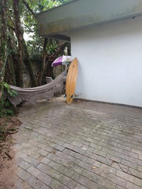 Kitnet praia da enseada 3 quarteirões da praia