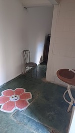 Kitnet praia da enseada 3 quarteirões da praia