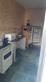 Kitnet praia da enseada 3 quarteirões da praia