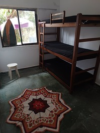 Kitnet praia da enseada 3 quarteirões da praia