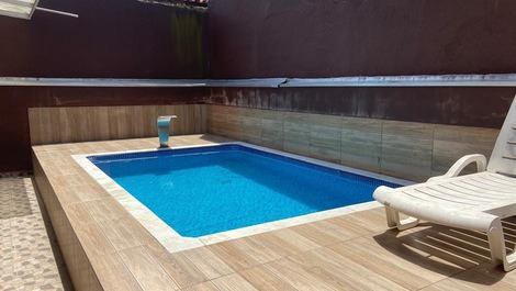 Casa con piscina muy cerca del mar.