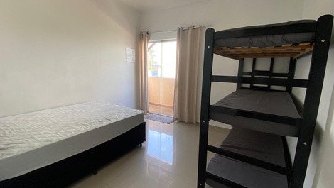 Casa con piscina muy cerca del mar.