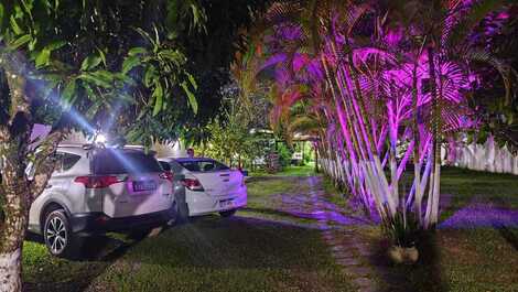 Entrada da chácara a noite. 