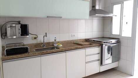 ,cozinha com filtro de água normal e gelada, geladeira com freezer,  micro-ondas e fogão 