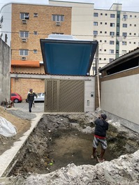 Casa em reforma  ... instalação de piscina em andamento 