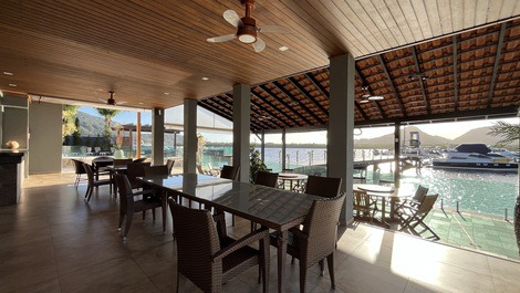 Casa em condomínio marina no Guarujá