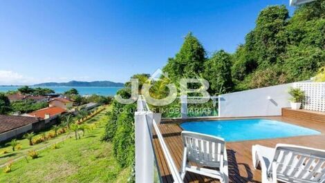 Luxurious house for 14 people on Zimbros beach in Bombinhas