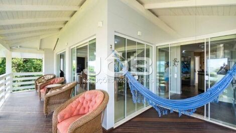 Luxurious house for 14 people on Zimbros beach in Bombinhas