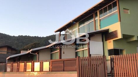 Linda casa beira mar na Praia da Conceição em Bombinhas-SC