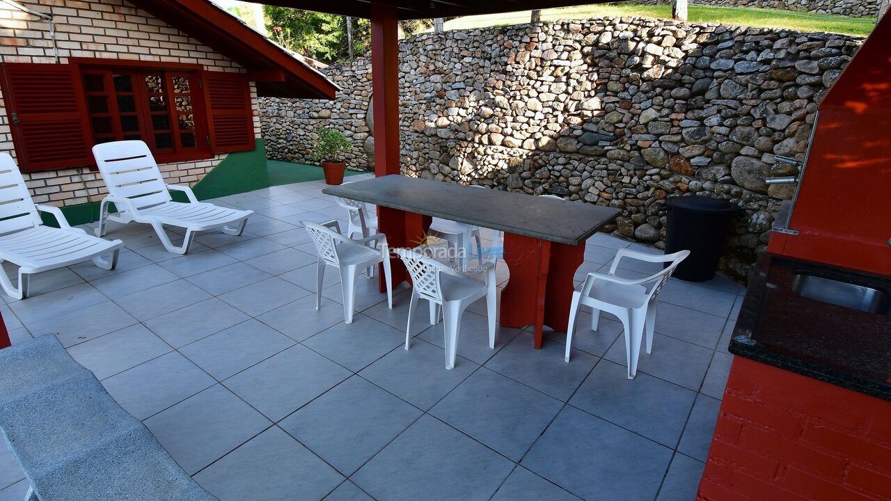 Casa para aluguel de temporada em Porto Belo (Araca)