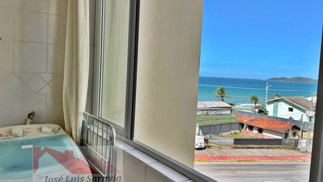 Apartamento com vista ao mar, á 50metros da praia de Bombas para 6 pes