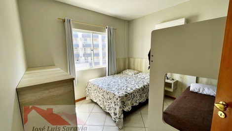 Apartamento com vista ao mar, á 50metros da praia de Bombas para 6 pes