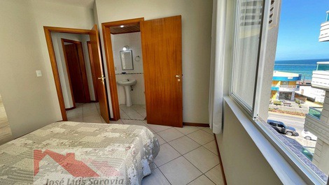 Apartamento com vista ao mar, á 50metros da praia de Bombas para 6 pes