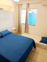 Quarto 2 com uma cama de casal e uma cama de solteiro