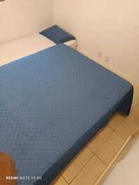 Quarto 2 com uma cama de casal e uma cama de solteiro