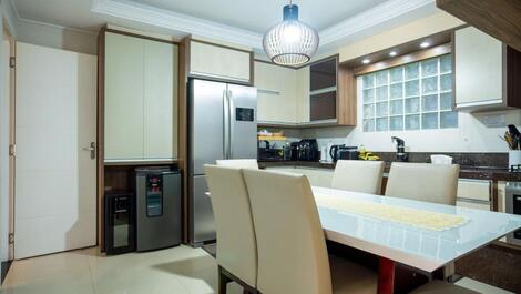 Casa de 2 pisos com piscina na praia de zimbros