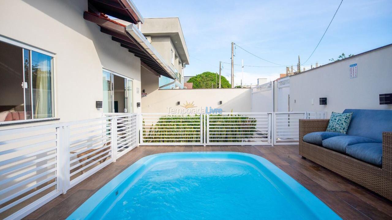 Casa para aluguel de temporada em Bombinhas (Praia de Zimbros)