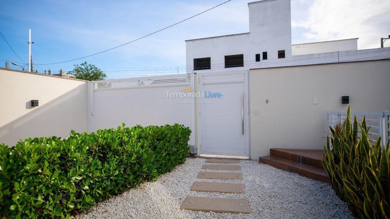 Casa para aluguel de temporada em Bombinhas (Praia de Zimbros)