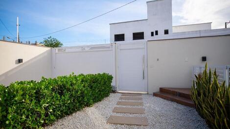 Casa de 2 pisos com piscina na praia de zimbros