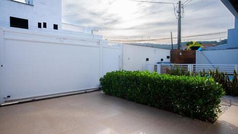 Casa de 2 pisos com piscina na praia de zimbros