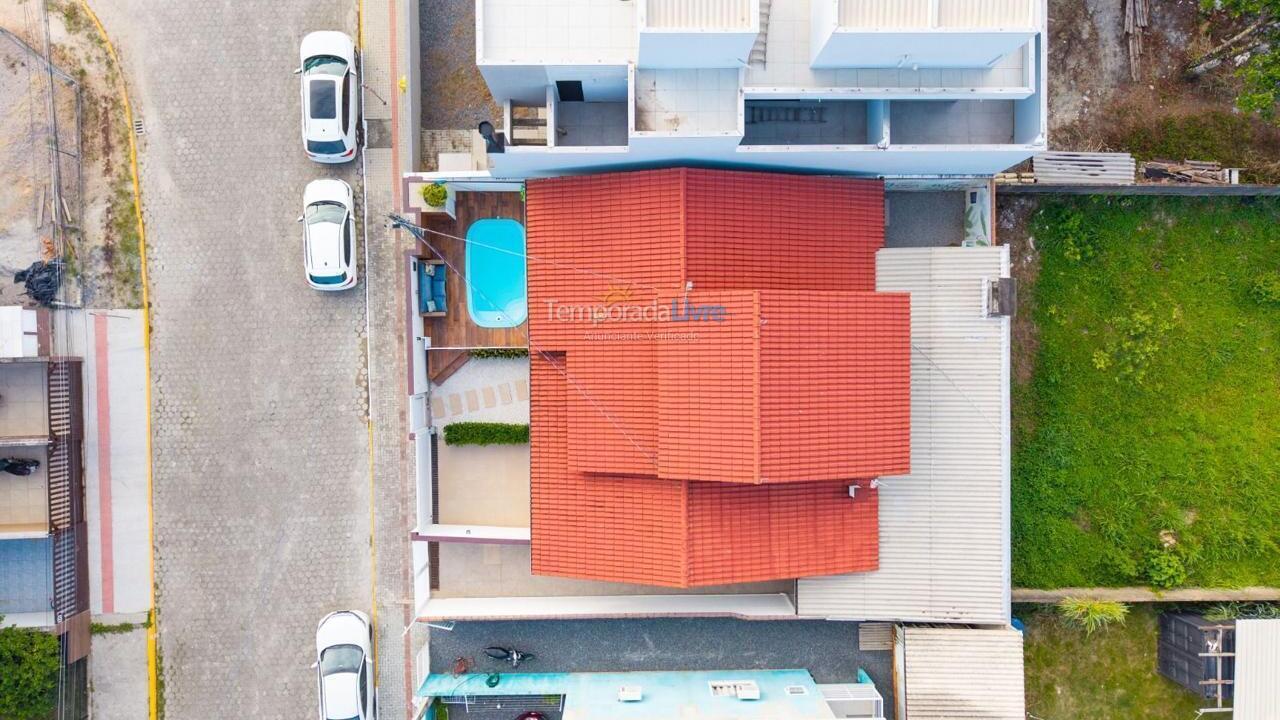 Casa para aluguel de temporada em Bombinhas (Praia de Zimbros)