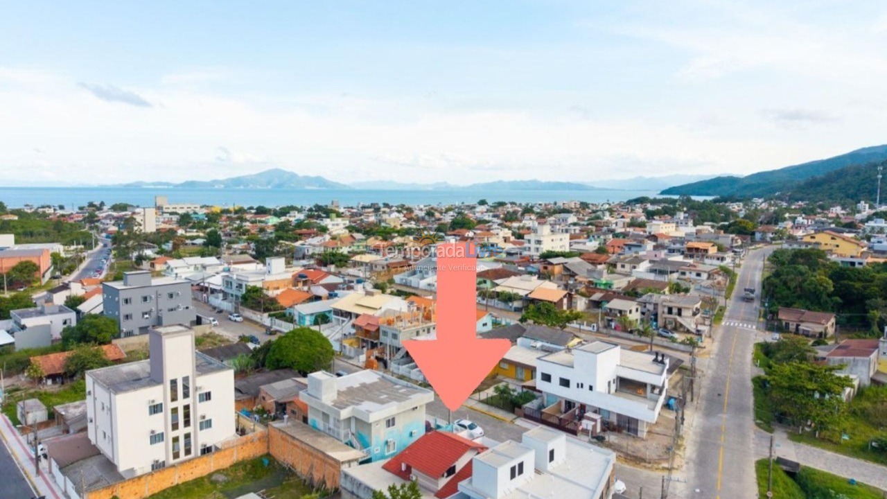 Casa para aluguel de temporada em Bombinhas (Praia de Zimbros)