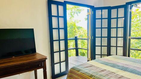 Suite con balcón con vistas al mar en Ilhabela, a 900 metros de la playa y de las tiendas.
