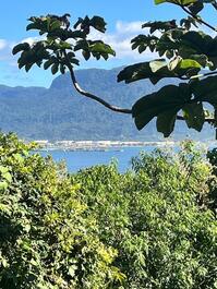 Suite con balcón con vistas al mar en Ilhabela, a 900 metros de la playa y de las tiendas.