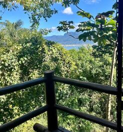 Suite con balcón con vistas al mar en Ilhabela, a 900 metros de la playa y de las tiendas.