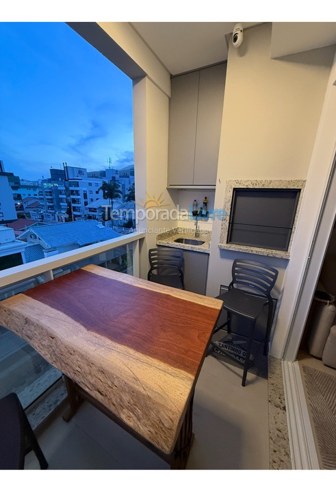 Apartamento para aluguel de temporada em Governador Celso Ramos (Praia de Palmas)