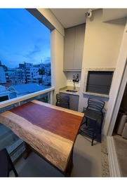 Churrascaria a carvão , pia , bancada 