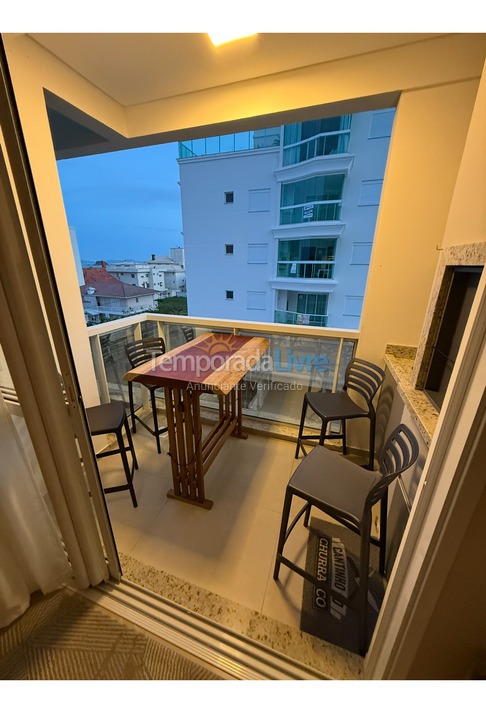 Apartamento para aluguel de temporada em Governador Celso Ramos (Praia de Palmas)