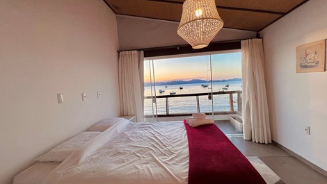 Cozy and private beachfront retreat on Araçá Beach.