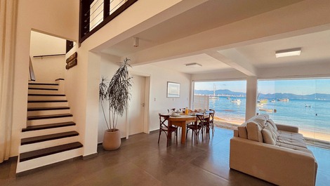 Cozy and private beachfront retreat on Araçá Beach.