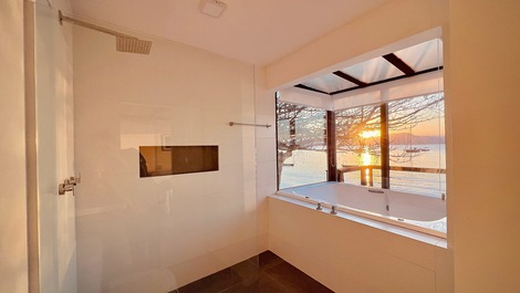 Cozy and private beachfront retreat on Araçá Beach.