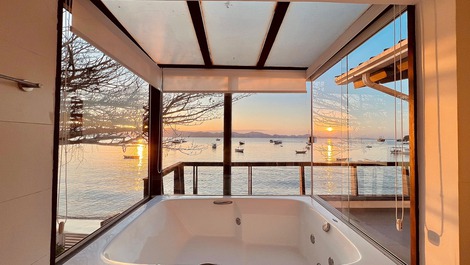 Cozy and private beachfront retreat on Araçá Beach.