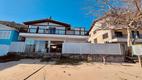 Cozy and private beachfront retreat on Araçá Beach.
