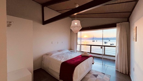 Cozy and private beachfront retreat on Araçá Beach.