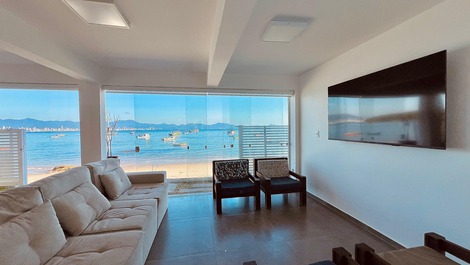 Cozy and private beachfront retreat on Araçá Beach.