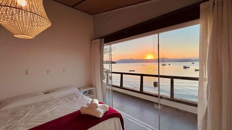 Cozy and private beachfront retreat on Araçá Beach.