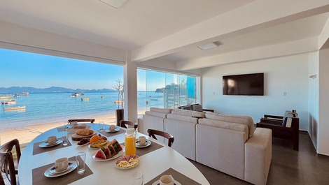 Cozy and private beachfront retreat on Araçá Beach.