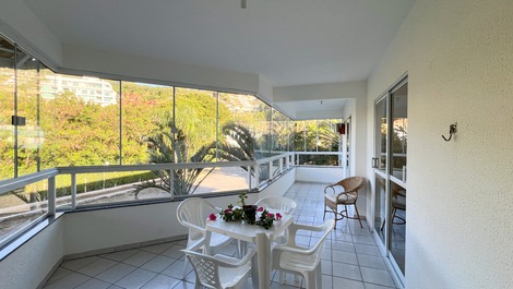 Spacious 3-bedroom apartment on Bombinhas Beach.