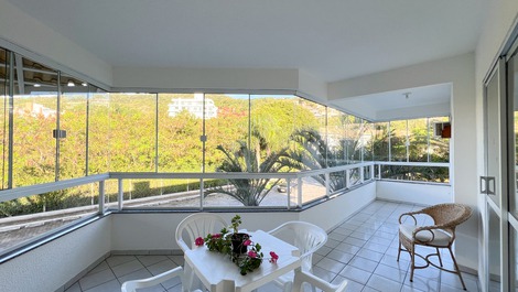 Spacious 3-bedroom apartment on Bombinhas Beach.