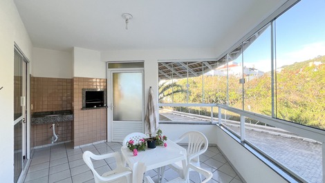 Spacious 3-bedroom apartment on Bombinhas Beach.