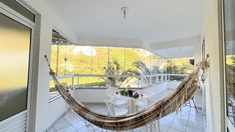 Spacious 3-bedroom apartment on Bombinhas Beach.