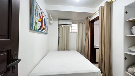 Apartamento com 1 dormitório a 30 m da Praia de Bombinhas.