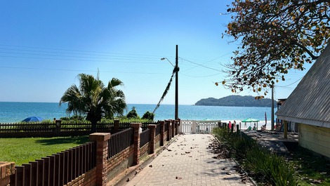 Apartamento com 1 dormitório a 30 m da Praia de Bombinhas.