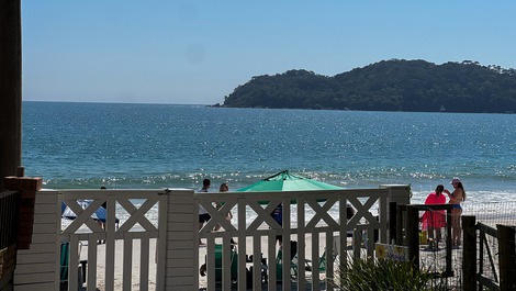 Apartamento com 1 dormitório a 30 m da Praia de Bombinhas.