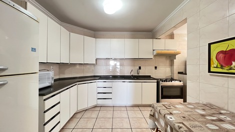 APTO COM BELISSIMA VISTA DA PRAIA DE BOMBINHAS